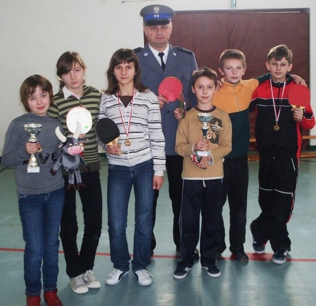 Dzielnicowy Jacek Łapot zorganizował w szkole w Bebelnie tradycyjnie turniej tenisa stołowego.
