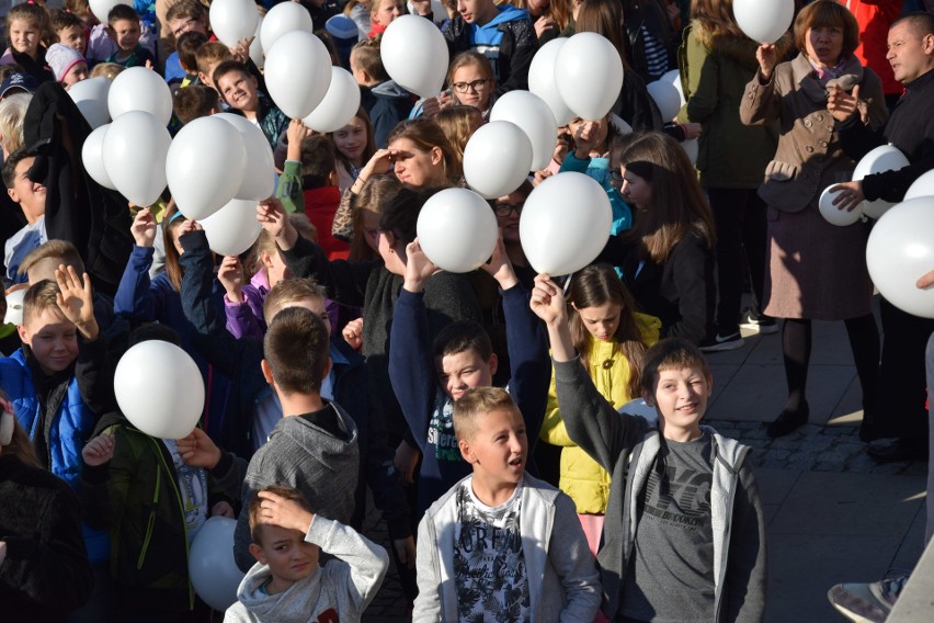 W Gorlicach jest dzisiaj biało-czerwono. Na płycie rynku powstała żywa flaga. Przyszły setki uczniów z biało-czerwonymi balonikami