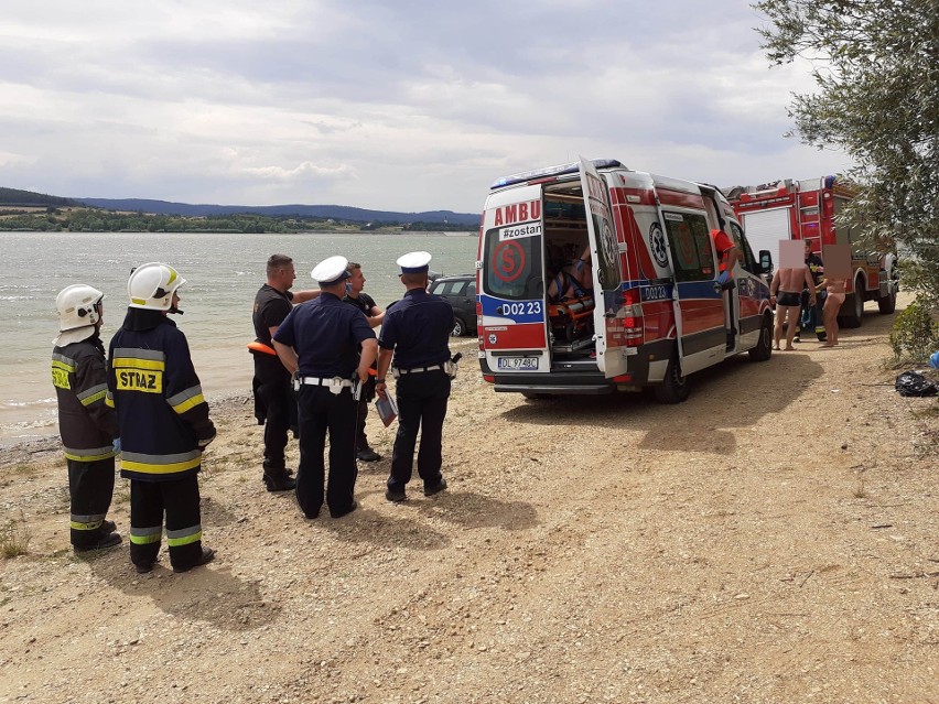 Kobieta opalała się nad wodą. Przejechał po niej samochód