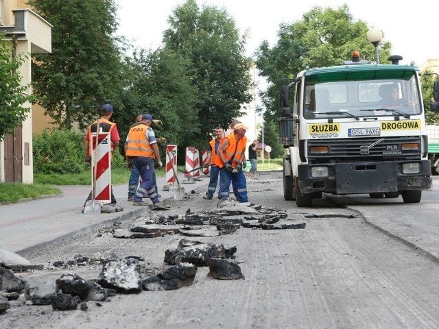 Frezowanie nowo położonej na ul. Romera asfaltowej nawierzchni. 