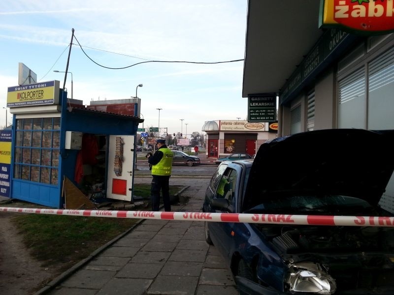 Volkswagen wjechał w kiosk na ul. Traktorowej! Kierowca miał atak! Nie był trzeźwy! [NOWE FAKTY]