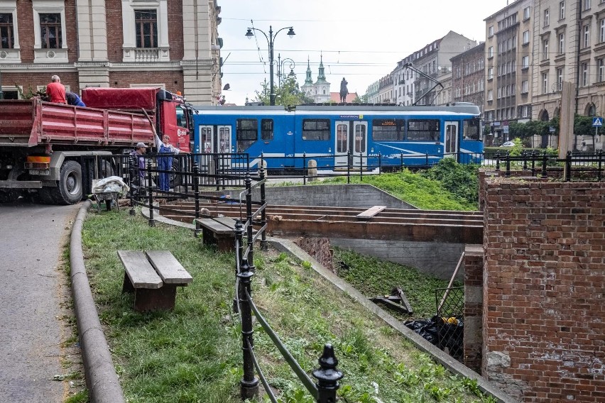 Tak wyglądała czerwcowa rozbiórka drewnianej kładki