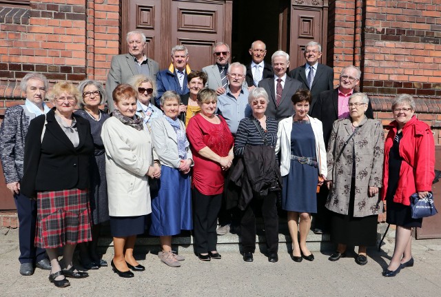 Skrzyknęli się w 50 rocznicę zdania matury w I Liceum Ogólnokształcącym im. Bolesława Chrobrego w Grudziądzu. W szkole zostali mile przyjęci czerwonym jabłkiem i otrzymali certyfikat "Złotego Absolwenta".INFO Z POLSKI - przegląd najciekawszych informacji ostatnich dni w kraju