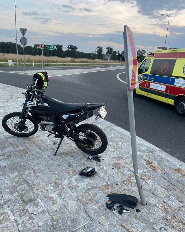 Obecnie trwają intensywne poszukiwania kierowcy, który jest poszukiwany w związku z potrąceniem motocyklisty i zbiegnięciem z miejsca wypadku.