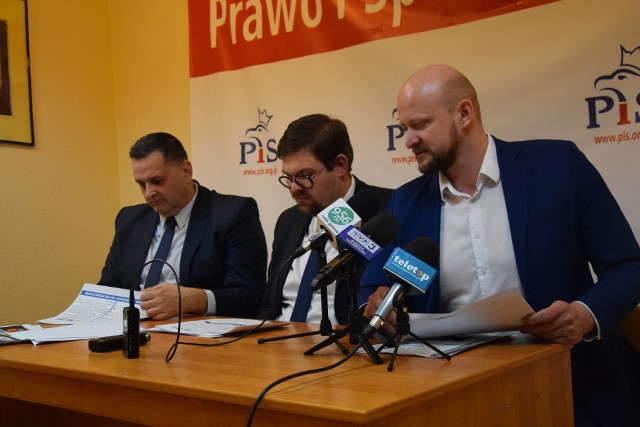 O korzyściach dla miasta z rządów PiS opowiadali (od lewej): Sebastian Pieńkowski, Paweł Ludniewski i Tomasz Rafalski.