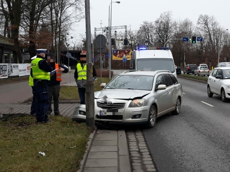 Wypadek na Ślężnej. Toyota skosiła latarnię [ZDJĘCIA]