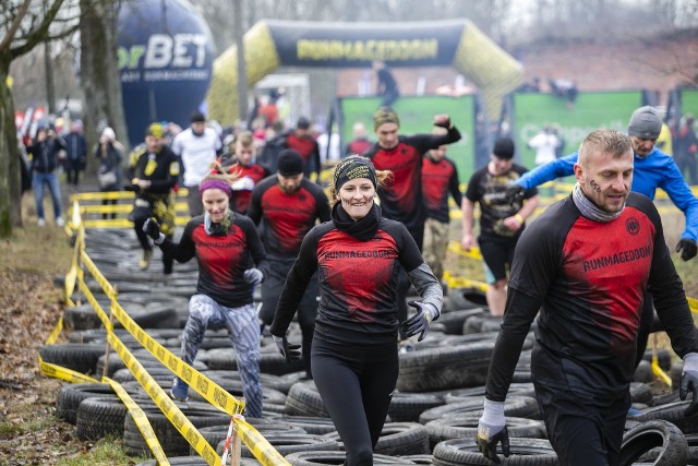 Zimowy Runmageddon Rekrut 2020 [ZDJĘCIA UCZESTNIKÓW]. Ekstremalny bieg z przeszkodami w Garnizonie Modlin [FOTORELACJA]