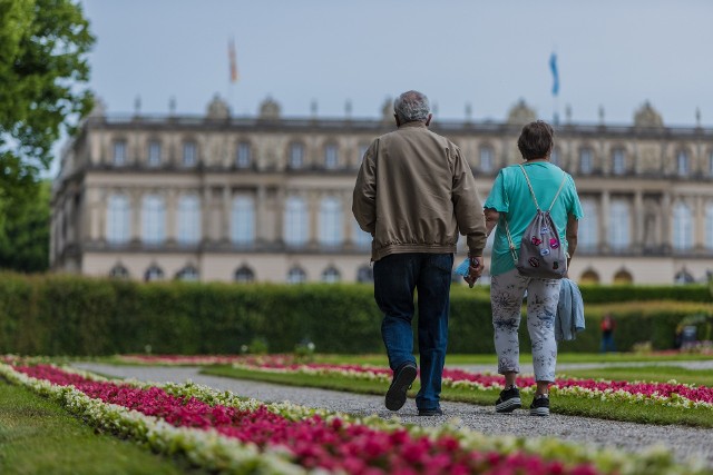 W tym roku emeryci ponownie mogą liczyć na zastrzyk dodatkowej gotówki. Wiosną 2022 roku wypłacona im zostanie trzynasta emerytura. Wiemy, kiedy pieniądze trafią do wszystkich seniorów. Poznaj zasady i szczegóły, dotyczące trzynastej emerytury w 2022 roku.Jaka będzie trzynasta emerytura i kiedy zaplanowano wypłaty? Szczegóły przeczytasz na kolejnych stronach ----->