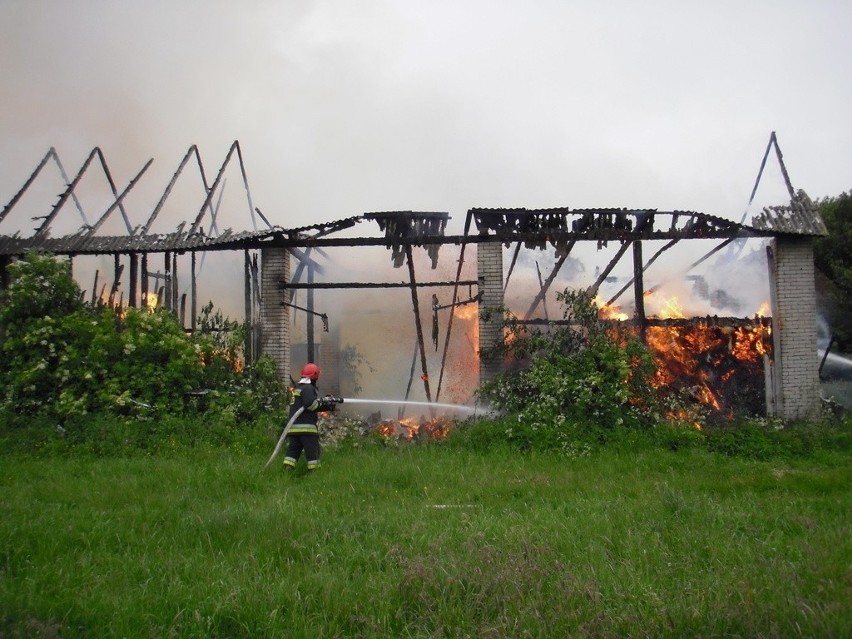 Groźny pożar stodoły w gminie Darłowo [zdjęcia]