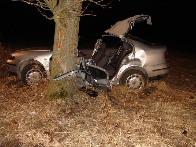 Kierowca seata toledo nagle zjechał na prawą stronę i uderzył w drzewo. Przyczyny wypadku wyjaśnią policjanci z Więcborka.