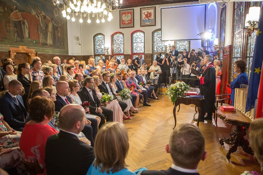 W sobotę (25.08) prezydent Słupska Robert Biedroń udzielił...