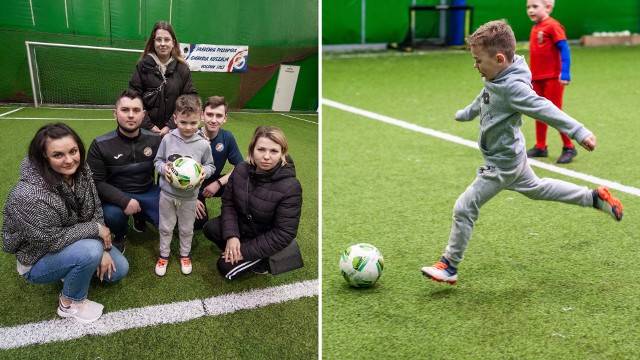 W środę 5-latek zagrał po raz pierwszy ze swoimi kolegami z Gwardii Koszalin pod okiem Mateusza Dudy (drugi z lewej) i Mateusza Sochy. Na treningu towarzyszyła mu mama (po lewej) i jej dwie przyjaciółki z Hostomla