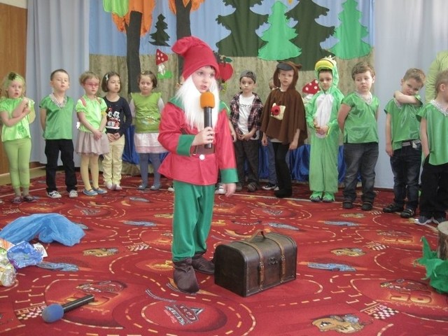 Dzieci podczas "ekologicznego&#8221; przedstawienia