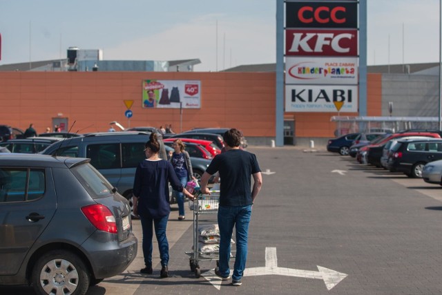 Jedyna handlowa niedziela w kwietniu 2018. Centrum handlowe przy ul. Szczęśliwej w Gdańsku 29.04.2018 - pełny parking, około południa