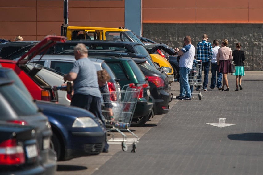 Jedyna handlowa niedziela w kwietniu 2018. Centrum handlowe...