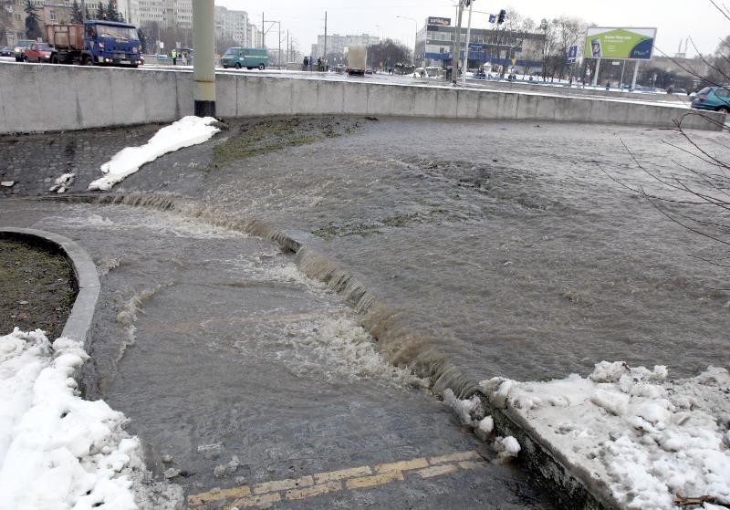 23.02.2006. Woda z pękniętej rury zalała Plac Strzegomski