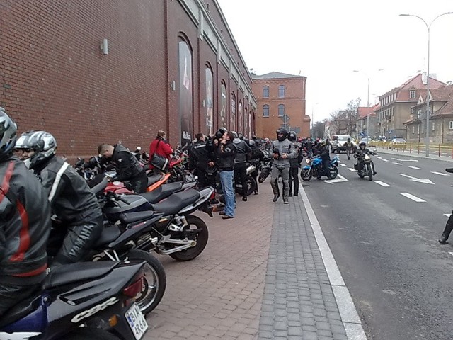 Motocykliści spotkali się pod galerią handlową "Alfa"