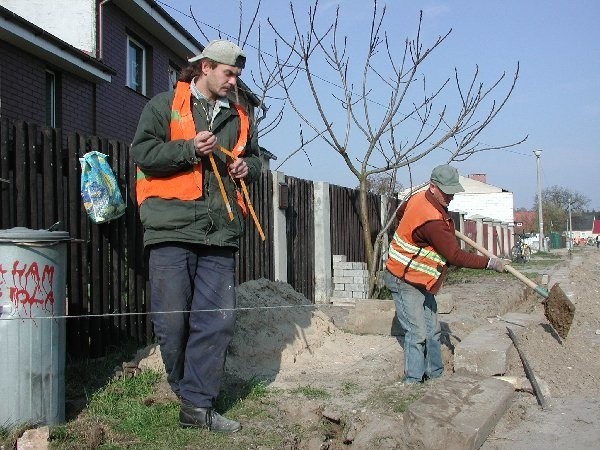 Prace przy budowie chodników idą "pełną parą".