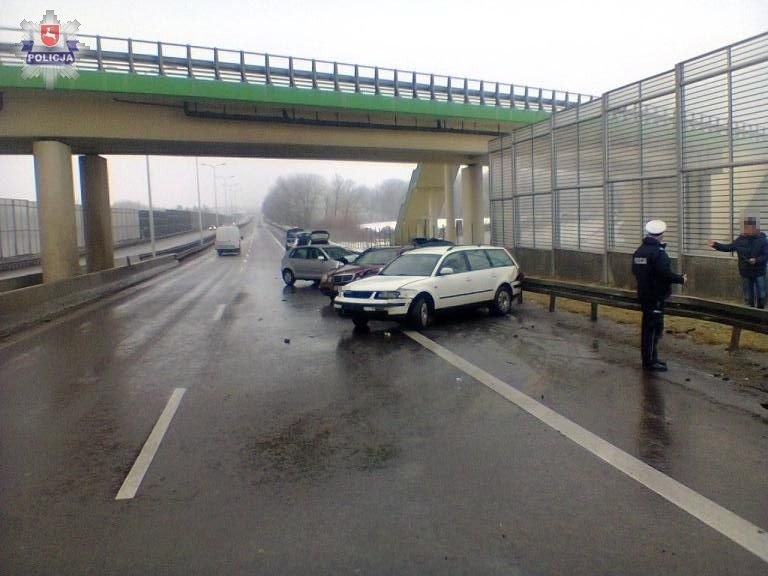 Zderzenie samochodów w Wierzchowiskach. Na lubelskich drogach jest bardzo ślisko
