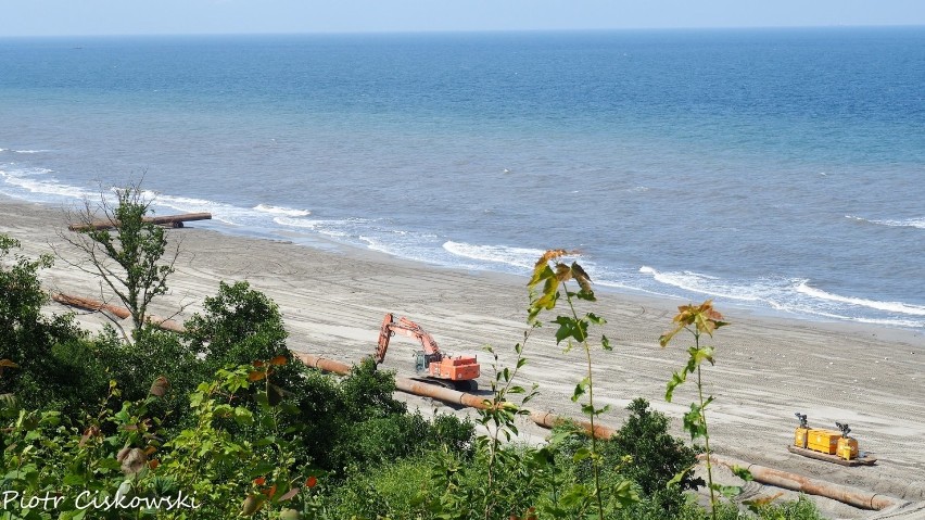 Wakacje 2019. Poszerzanie plaży w Jastrzębiej Górze