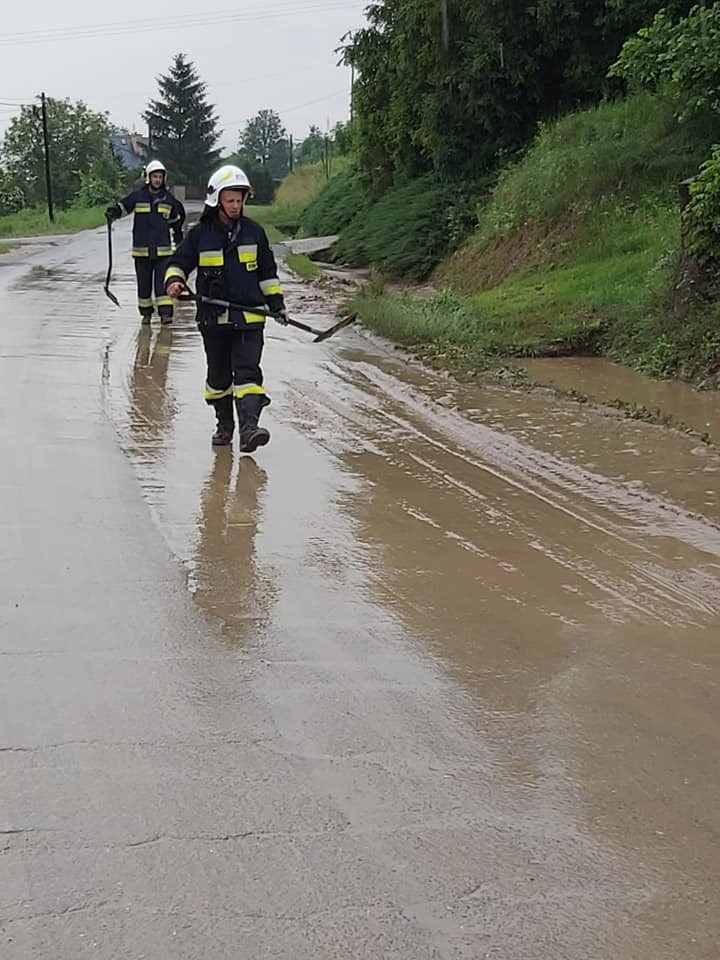 Błoto zalegające na drogach, zamulone przepusty i podtopione podwórka. Strażacy usuwają skutki ulew i nawałnic