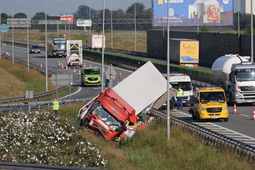 Wypadek na 330 km drogi S8 w Piotrkowie