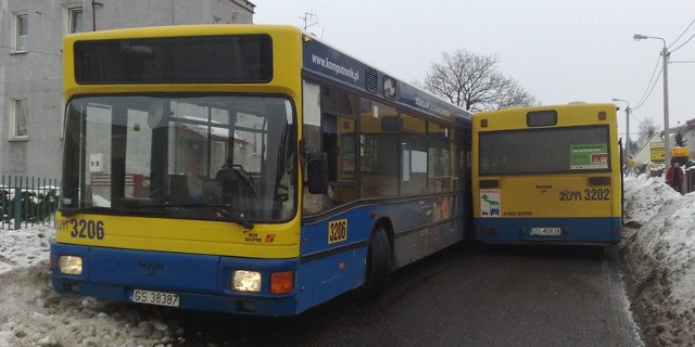 Dwa autobusy linii nr 1 mijały się na ul. Racławickiej i zakleszczyły się blokując ruch.