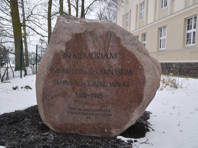 Pomnik wykonał szczecinecki kamieniarz Krzysztof Krawiec.