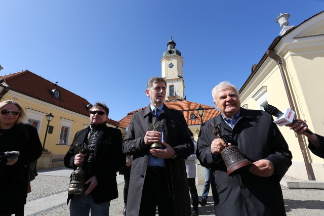 Organizatorzy konferencji dzwonli dzwonkami z kolekcji Lecha Pileckiego