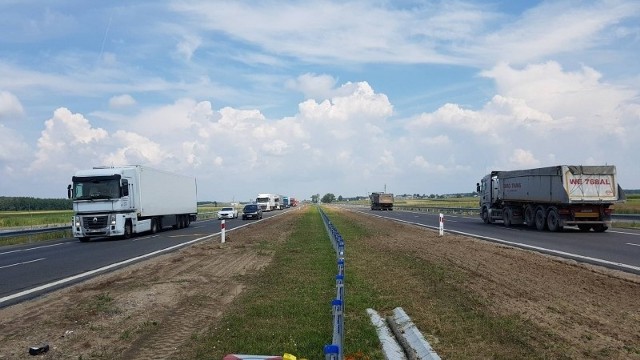 Na odcinku z Ostrowi do granicy naszego województwa obowiązuje na razie tymczasowa organizacja ruchu i ograniczenie do 100 km/h