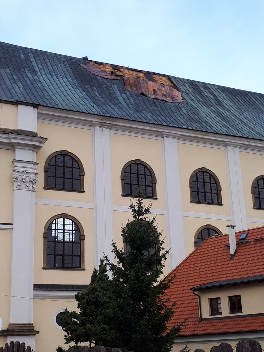 Wiatr zrywa dach kościoła św. Józefa w Krzeszowie