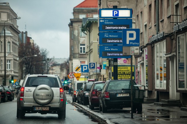 Darmowe parkowanie w strefie w soboty sprawiło, co było do przewidzenia, że do centrum Bydgoszczy chętniej jeździmy samochodami. To z kolei sprawia, że szczególnie w podstrefie A jest jeszcze większy tłok.