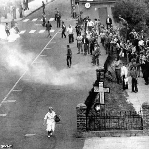 Koszalin, 31 sierpnia, 1982. Petardy z gazem łzawiącym na...