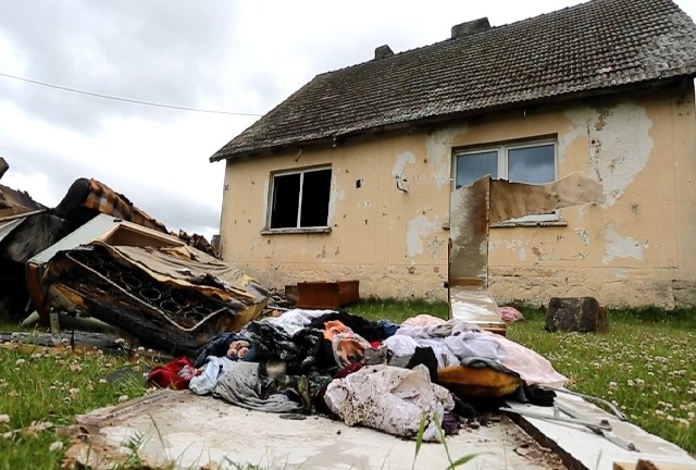 Szybko akcja ratunkowa strażaków uratowała ściany i dach budynku.