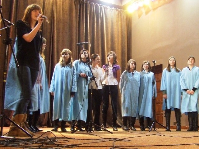 Dziewczyny z gimnazjalnego zespołu z Dębowej Łąki na co dzień chętnie śpiewają też pop