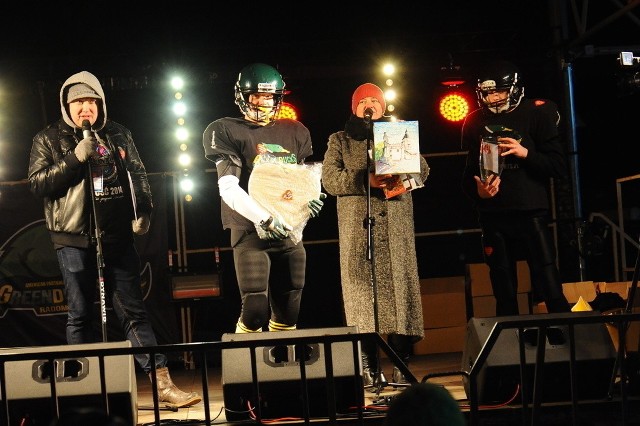 Marcin Banaszczyk (z lewej) i Agnieszka Sobutka - Klepaczewska z szydłowieckiego sztabu WOŚP, wspomagani przez zawodników futbolu amerykańskiego z zespołu Green Ducks, licytowali orkiestrowe gadżety.