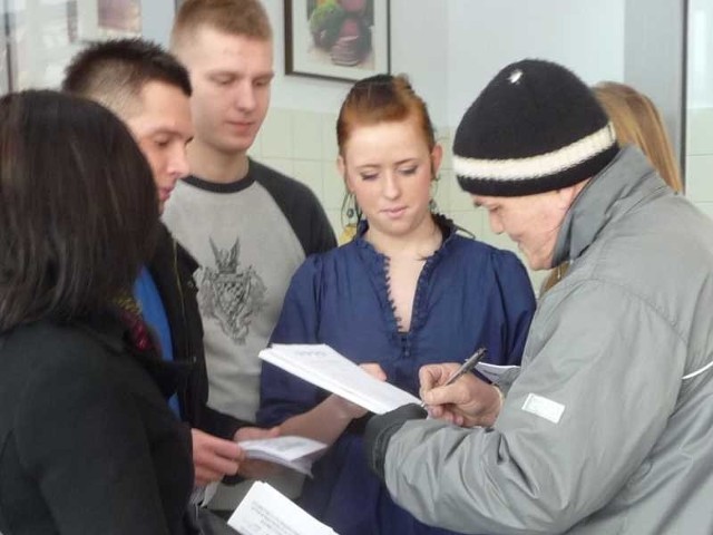 Licealiści zbierali podpisy pod deklaracją i rozdawali ulotki w miejskiej hali targowej Skałka.