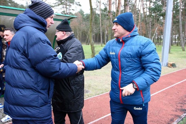Tudor Florin-Laurentiu (z prawej) nie może prowadzić zespołu w polskiej I lidze. Na zdjęciu w trakcie pomeczowej pogawędki z Janem Kocianem, trenerem Pogoni Szczecin (licencja UEFA Pro)
