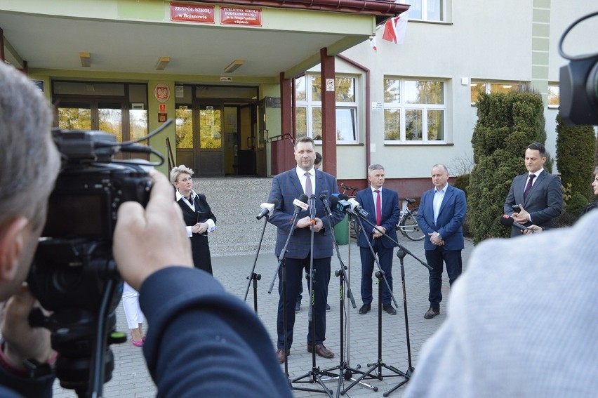 Minister Edukacji i Nauki Przemysław Czarnek rozmawiał z ukraińskimi uczniami w Bojanowie
