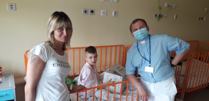 Paczki dla małych pacjentów szpitala w Słupsku od Caritasu