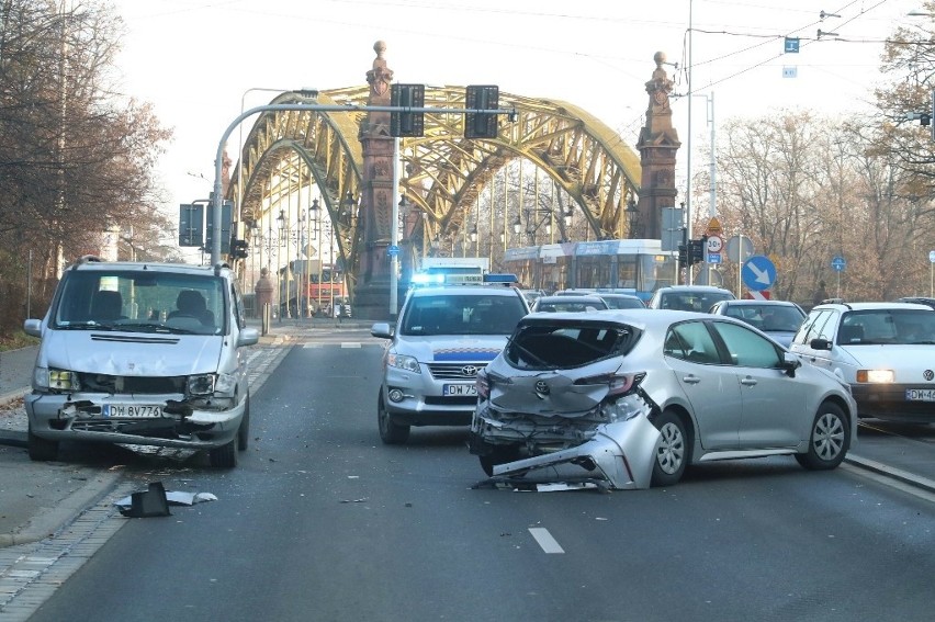 Wypadek przy moście Zwierzynieckim. Tworzą się duże korki [ZDJĘCIA]