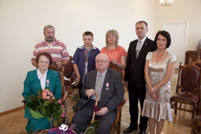 Na pierwszym planie Wanda i Kazimierz Kowalikowie z Sępólna, którzy obchodzili jubileusz 50-lecia małżeństwa.