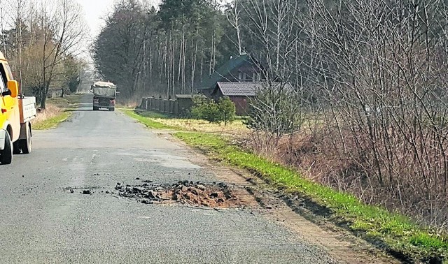 Ciężarówki zniszczyły drogę powiatową Sukowska Wola - Gutów. Do jej naprawy w trybie pilnym został zobowiązany Dragados, główny wykonawca obwodnicy Radomia.