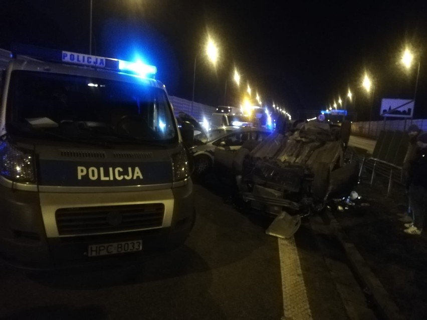 Rozpoczął się pościg. Prowadzący tipo zjechał z autostrady w...