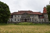 Neobarokowy pałac w Karczewie od lat stoi pusty. Teraz szuka nowego właściciela. Sprawdź, jak wygląda i ile kosztuje!