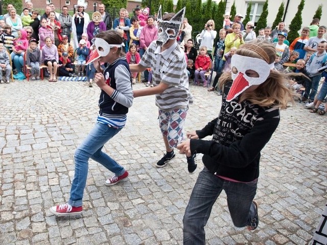 Podczas przedstawienia na usteckim podwórku dzieci i młodzież nie tylko oglądały, ale również uczestniczyły w spektaklu.