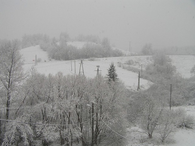 Opady śniegu w BieszczadachRana w Bieszczadach pada gruby mokry śnieg. W okolicach Leska a dokładniej w Uhercach Mineralnych problemy mają Tiry z wyjechaniem pod górę.