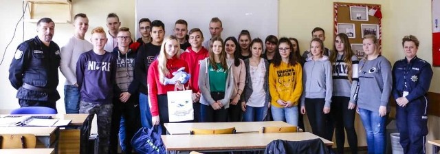 Marcowe zajęcia policjantek z uczniami klasy mundurowej w Zespole Szkół Ponadgimnazjalnych nr 1 im. Jana Pawła II (popularny "Chemik") miały nauczyć młodzież zaprezentowania samego siebie, podczas wystąpień publicznych. Wszystko w kontekście profilaktyki społecznej, w której uczniowie biorą aktywnie udział. Przebieg warsztatów był przygotowany w formie zajęć praktycznych, dawki wiedzy teoretycznej, ale i ćwiczeń z kamerą. Po zajęciach  policjantki zaproponowały, by uczniowie napisali o swoich wrażeniach na temat tego, co dla nich okazało się przydatne. Wyróżniona została praca uczennicy IB LO Agaty Nalewajskiej, która opisała zagadnienie „Wystąpienia publiczne, a promocja klasy mundurowej swojej szkoły”. Agata, odebrała z rąk  asp. szt. Izabelli Drobnieckiej, oficera prasowego komendanta powiatowego policji   upominki w postaci torby sportowej, maskotki Polfin i elementów odblaskowych. 