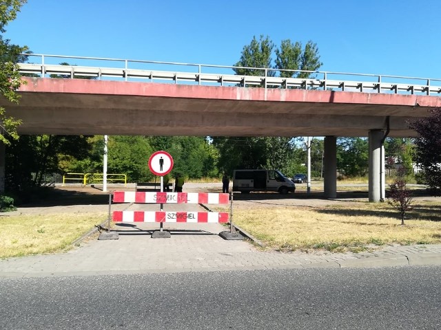 Kierowcy, pomimo wakacji, muszą liczyć się ze sporymi utrudnieniami na drogach.Do kilkunastu rozkopanych ulic doszedł zamknięty wiadukt i zamknięcie ul. Rokicińskiej.WIĘCEJ O UTRUDNIENIACH - KLIKNIJ NA KOLEJNE SLAJDY...