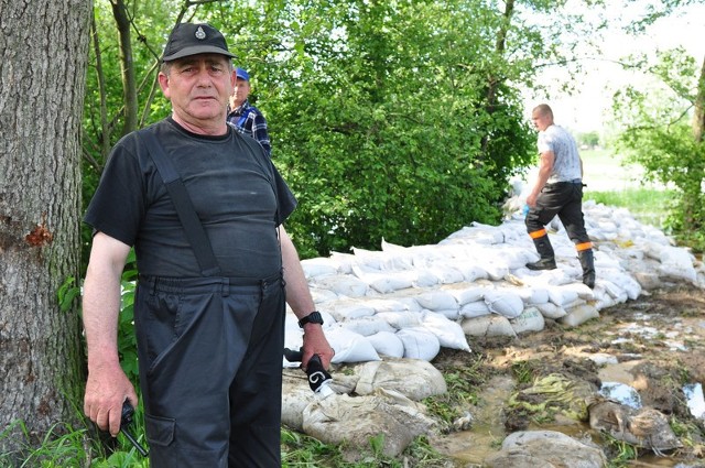 Janusz Drapała, strażak ze wsi Stanisławice kierował "pospolitym ruszeniem&#8221;, które walczyło z cofką na Wiśle wpychającą wodę do Zagożdżonki.